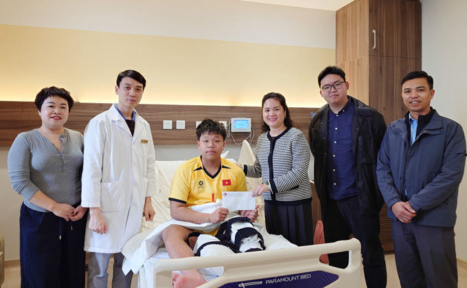 Lãnh đạo LĐBĐ Việt Nam đến thăm và động viên thủ môn Đoàn Tuấn Phong của đội tuyển futsal U19 Việt Nam