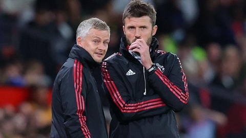 Tại sao MU chọn Carrick chứ không phải Solskjaer?