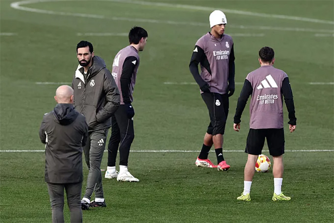 Bộ đôi Arbeloa vs Pintus trò chuyện sau những phút tập đầu tiên