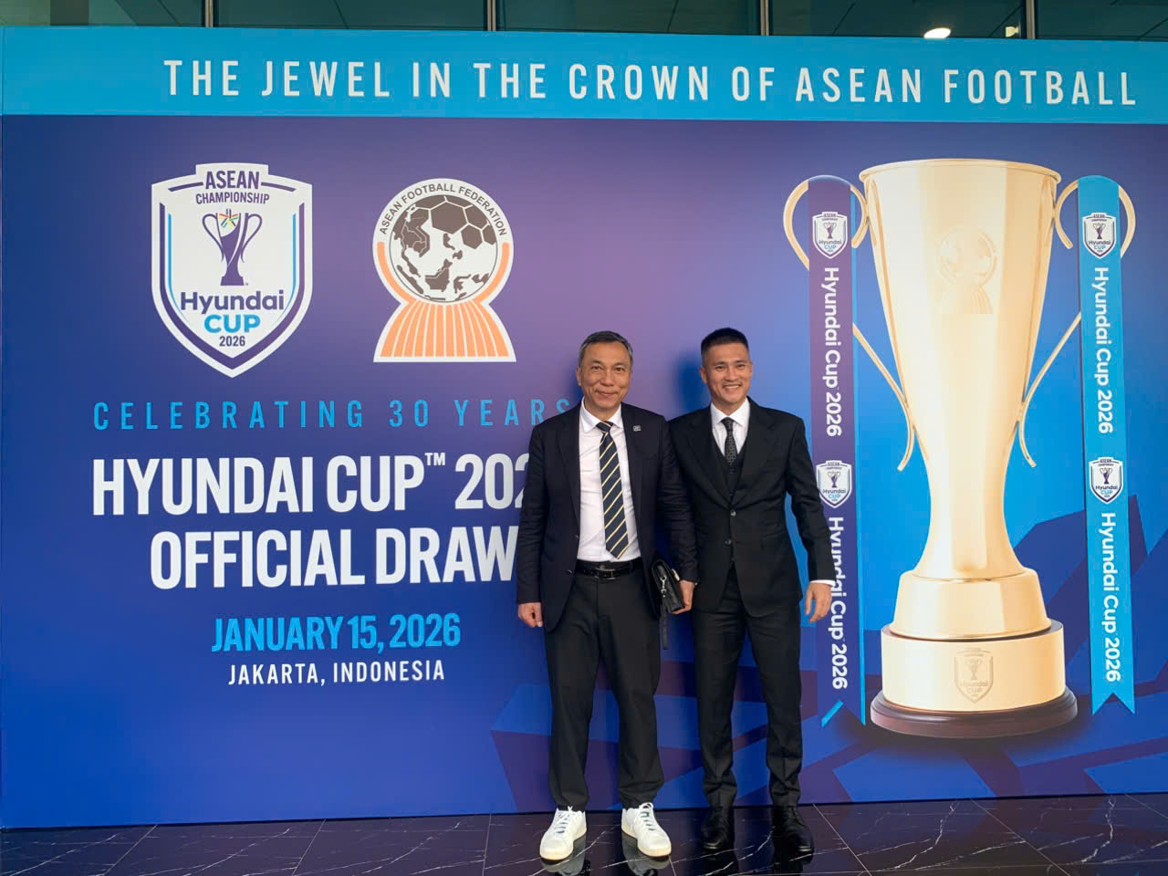 Chủ tịch Trần Quốc Tuấn cùng cựu tiên đạo Lê Công Vinh. Ảnh - Phan Hồng