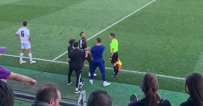 Arbeloa "combat" với đồng đội cũ Fernando Torres trong trận derby trẻ của thành Madrid.