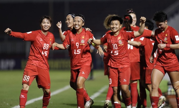 Niềm vui của Huỳnh Như và đồng đội ở CLB TP.HCM khi giành vé vào tứ kết. Ảnh: Anh Khoa 