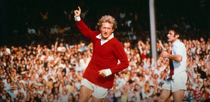 Trận derby Manchester diễn ra vào đúng dịp kỷ niệm 1 năm ngày mất của Denis Law (24/02/1940 - 17/01/2025)