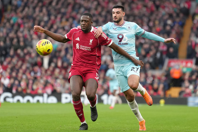 Ibrahima Konate (áo đỏ) thi đấu không tốt, khiến HLV Arne Slot của Liverpool đau đầu