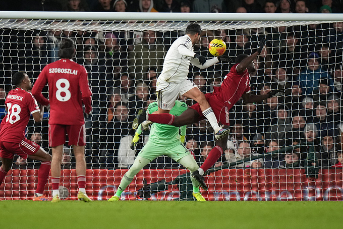 Mới qua 22 vòng đấu ở mùa này, Konate (phải) đã mắc lỗi bằng số trận cả mùa trước ở Premier League