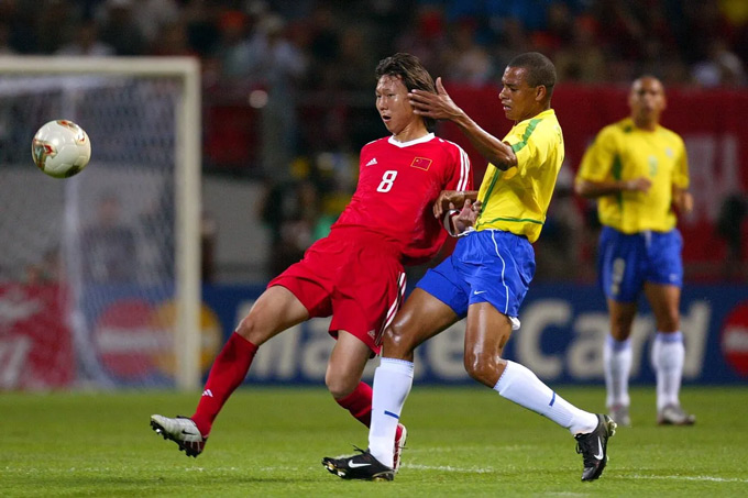 Li Tie (áo đỏ) tranh chấp với Kleberson ở trận đấu tại vòng bảng World Cup 2002