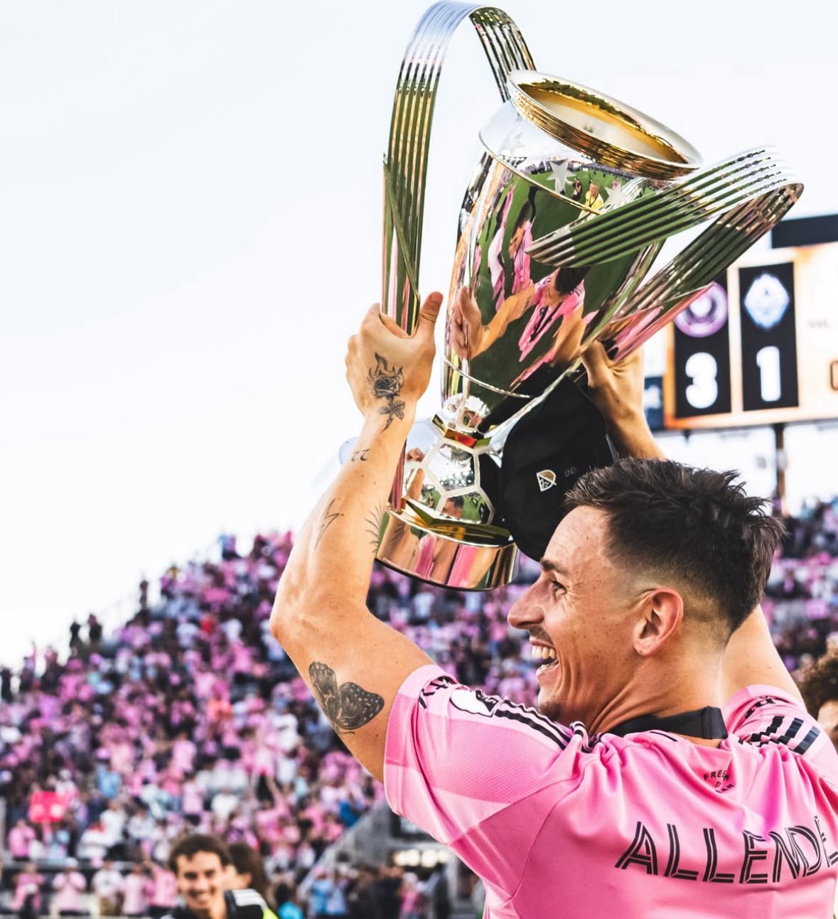 Allende sát cánh cùng Lionel Messi mùa trước