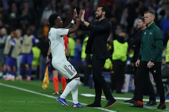 Vinicius ăn mừng bàn thắng với HLV Arbeloa