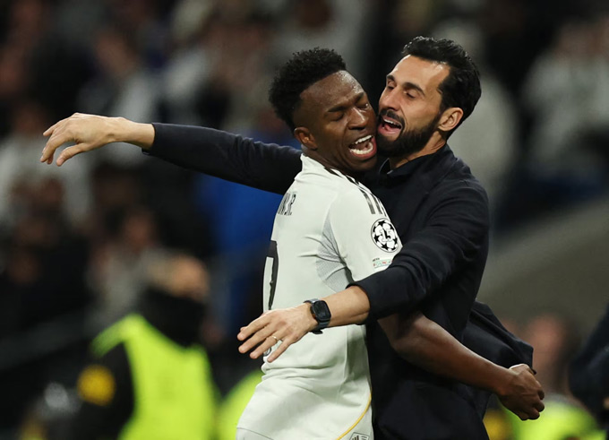 Vinicius ôm chặt HLV Arbeloa sau khi ghi bàn