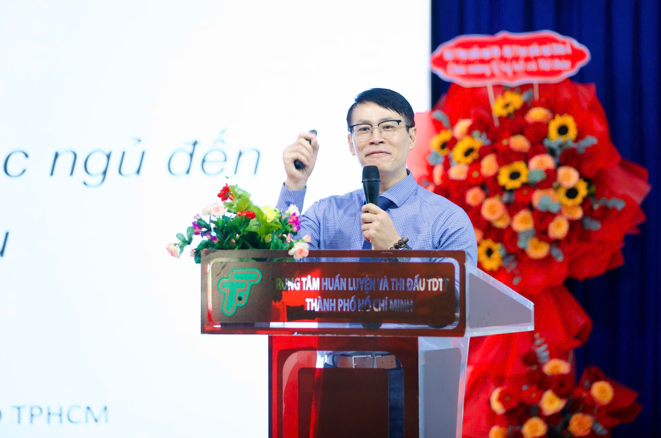 PGS. TS. Lê Khắc Bảo trình bày tham luận “Ảnh hưởng của rối loạn giấc ngủ đến Thành tích thi đấu” tại Hội thảo