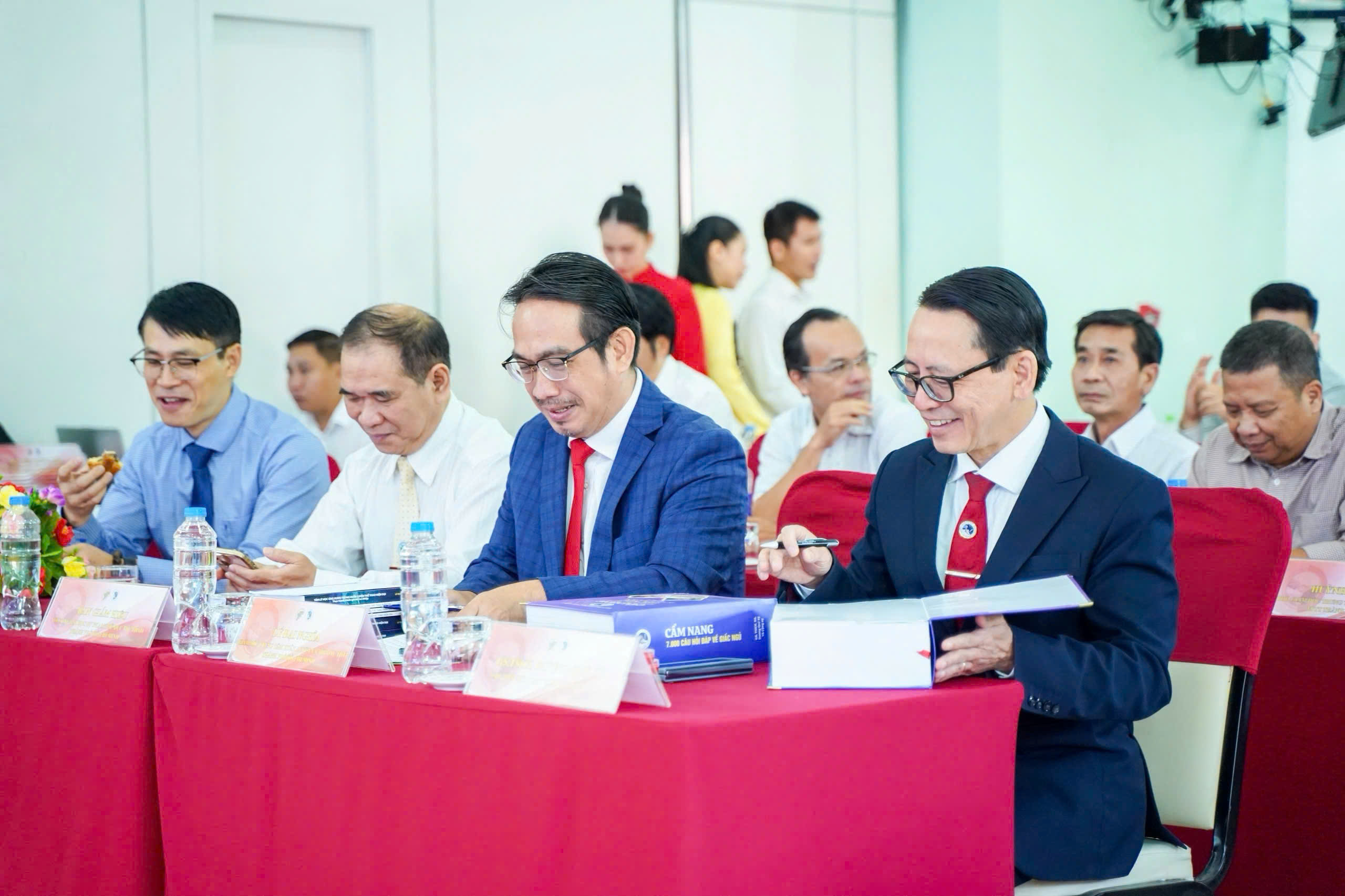 Đại biểu tham dự buổi lễ