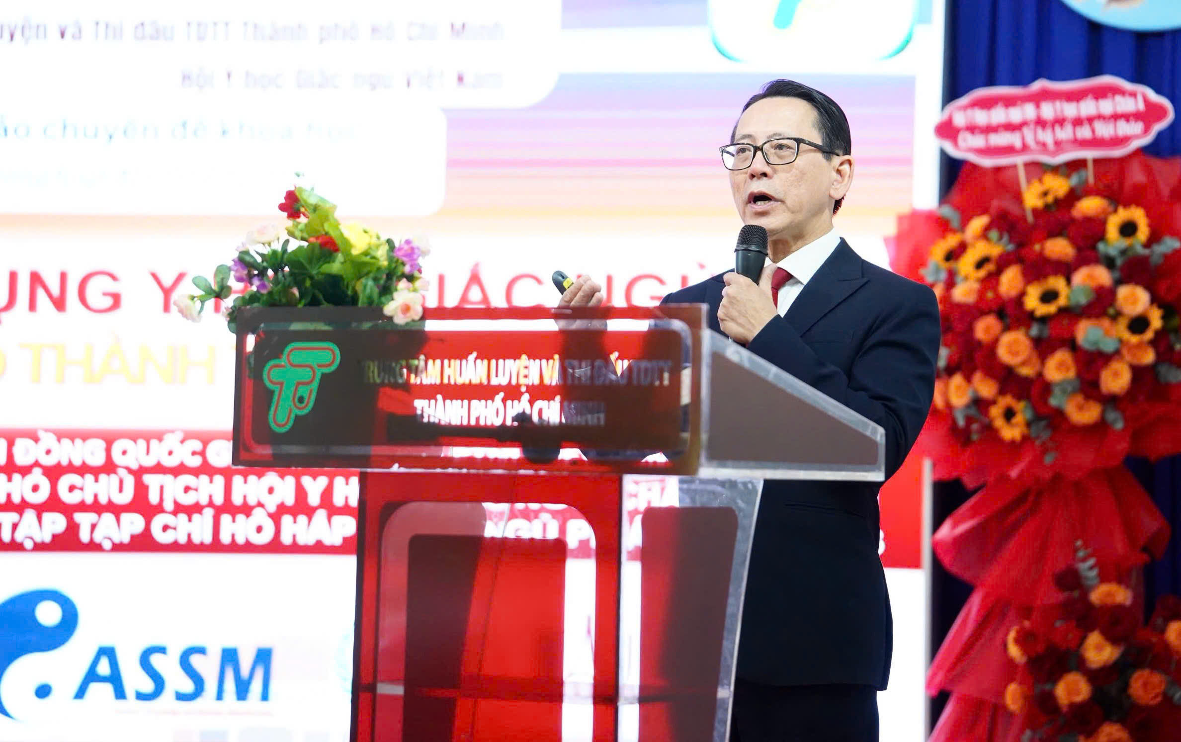 GS.TSKH Dương Quý Sỹ trình bày tham luận “Định hướng ứng dụng y học giấc ngủ trong huấn luyện thể thao thành tích cao tại Việt Nam”