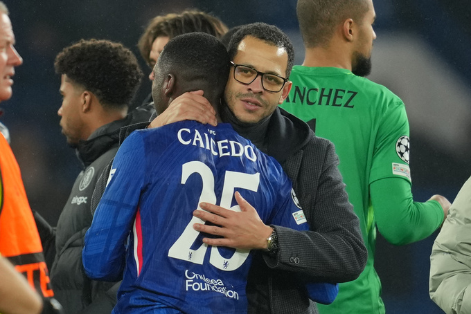 Tân HLV trưởng của Chelsea ôm chầm lấy người hùng của đội bóng