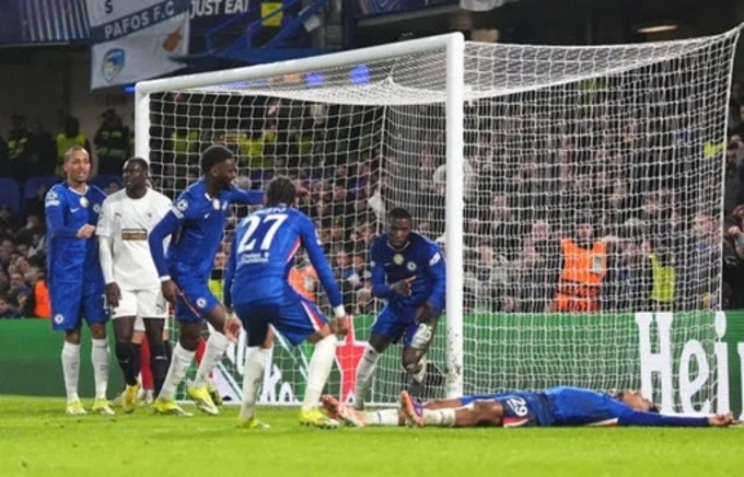 Moises Caicedo ghi bàn thắng duy nhất, giúp ông thầy Rosenior khỏi bẽ mặt