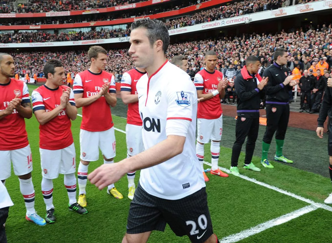 Các cầu thủ Arsenal xếp hàng danh dự vinh danh Van Persie và MU