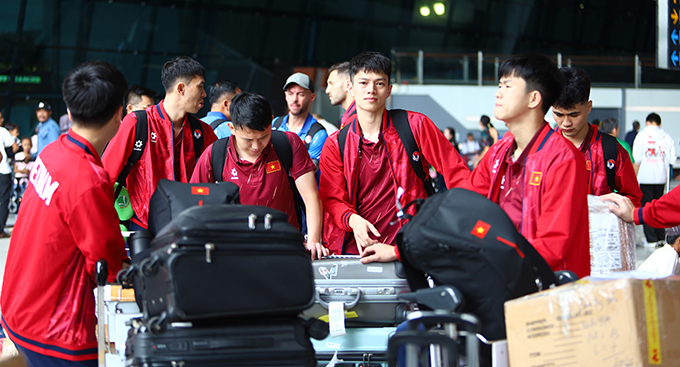 ĐT futsal Việt Nam mất 10 tiếng để di chuyển sang Jakarta. Ảnh: Phan Hồng 