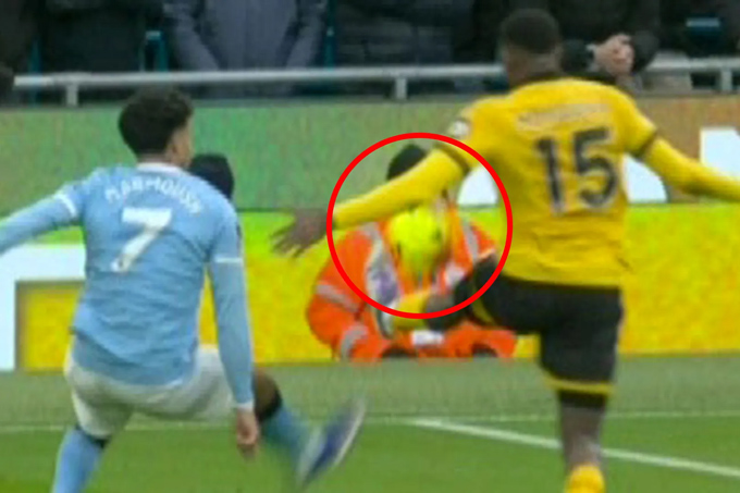 Bóng chạm tay Mosquera trong vòng cấm