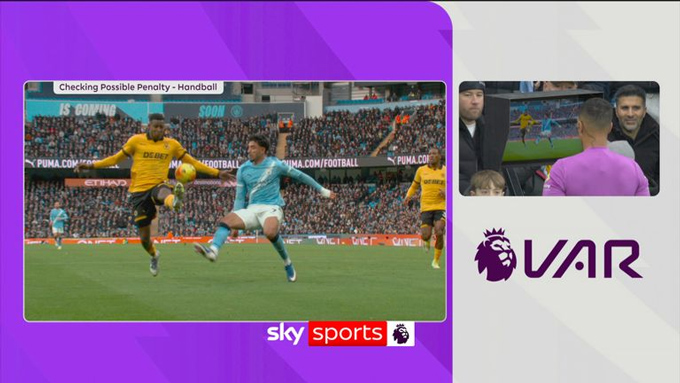 Trọng T Hallam kiểm tra qua VAR nhưng vẫn không thay đổi quyết định là không có phạt đền