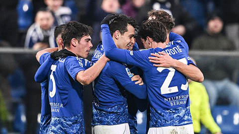  HLV Fabregas đi vào lịch sử với chiến thắng '6 sao'