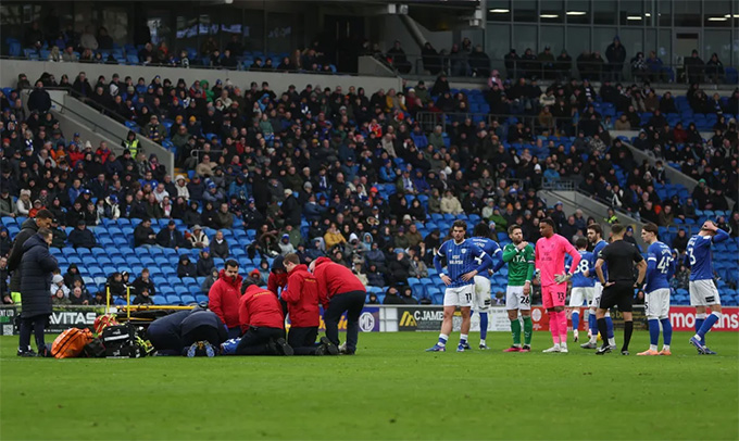 Đội ngũ y tế cấp cứu cho Salech nằm bất tỉnh trên sân