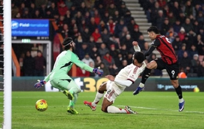 Tiền đạo Evanilson của Bournemouth xé lưới Liverpool với sự "tiếp tay" của Van Dijk