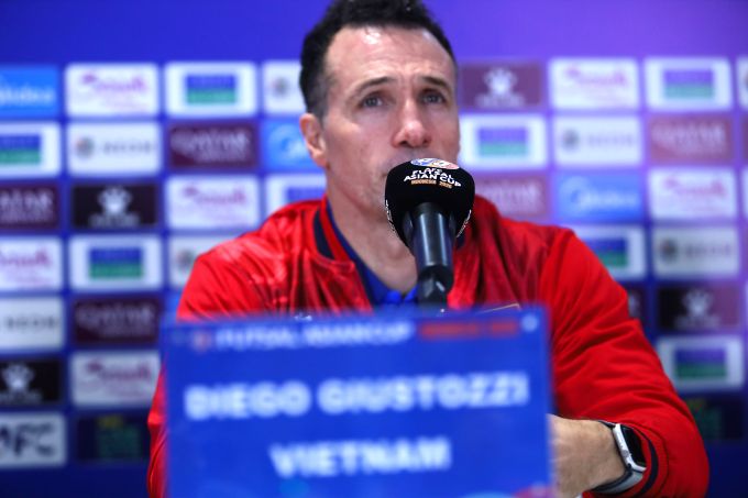 HLV Diego Giustozzi trong buổi họp báo. Ảnh: Phan Hồng