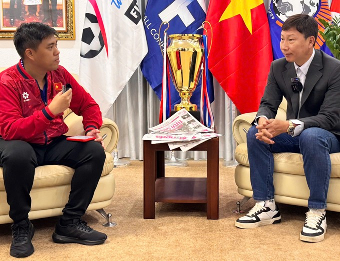 HLV Kim Sang Sik trò chuyện cùng phóng viên Bongdaplus