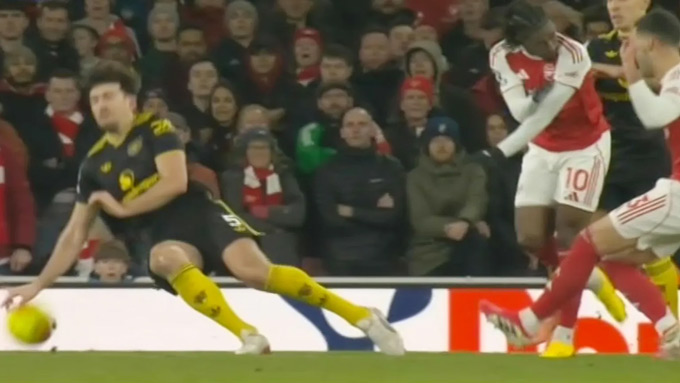 Đây là tình huống Arsenal cho rằng họ xứng đáng hưởng 11 mét khi bóng chạm tay Maguire