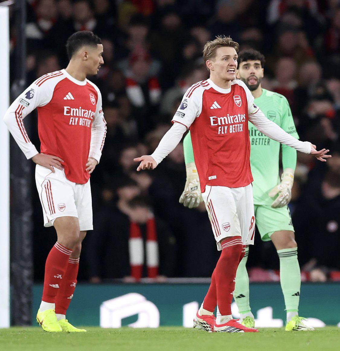 Mặc dù ghi được 2 bàn thắng, Arsenal vẫn bị Vieira chỉ trích là quá hèn nhát