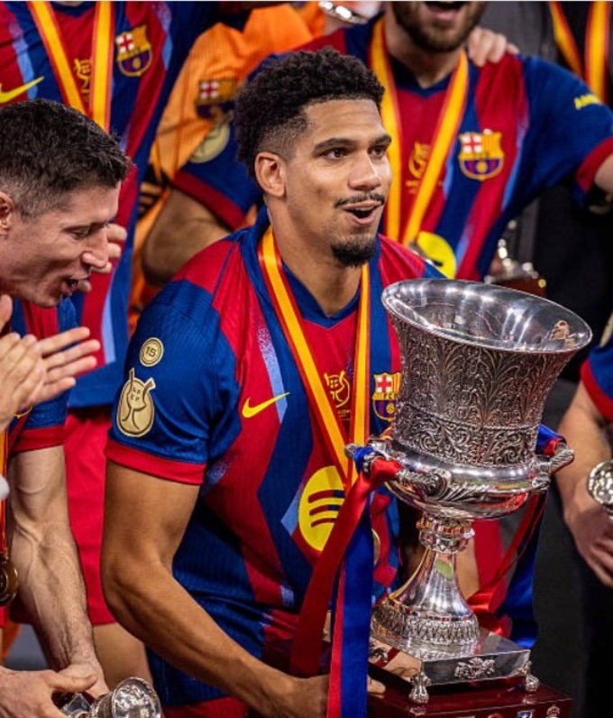 Ronald Araujo vừa được Barca "thăng cấp" từ đội phó lên đội trưởng