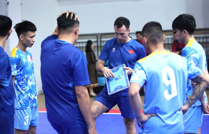 HLV Diego Giustozzi hướng dẫn thêm cho các cầu thủ ít ra sân ở trận vừa qua