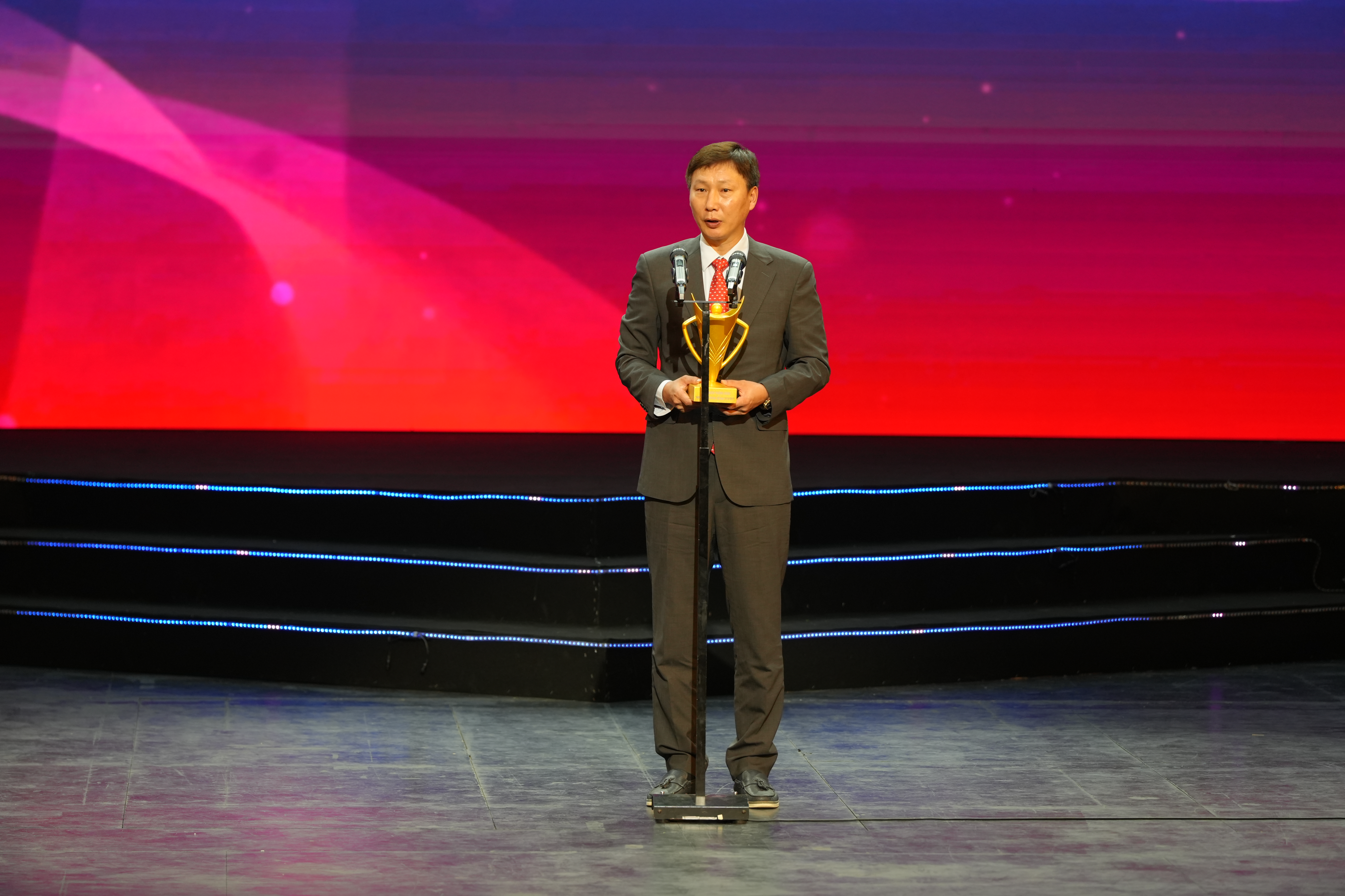 HLV Kim Sang Sik giành giải Chuyên gia nước ngoài của năm