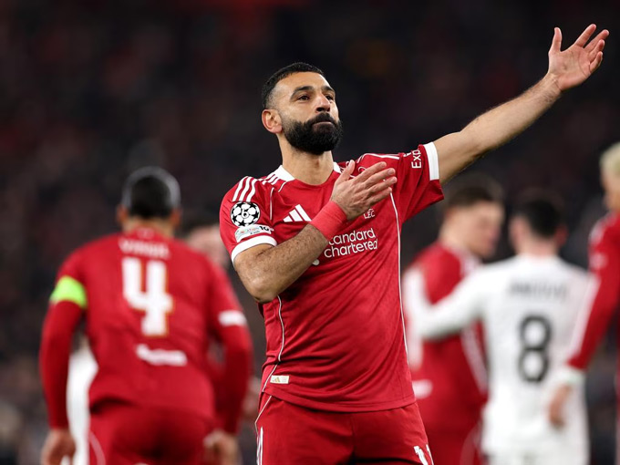 Salah đặt tay lên ngực bày tỏ tình yêu với Liverpool