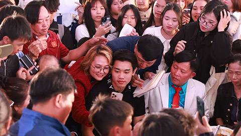  CĐV Đông Nam Á phản ứng bất ngờ khi nhà Đình Bắc mời cỗ 2.000 người