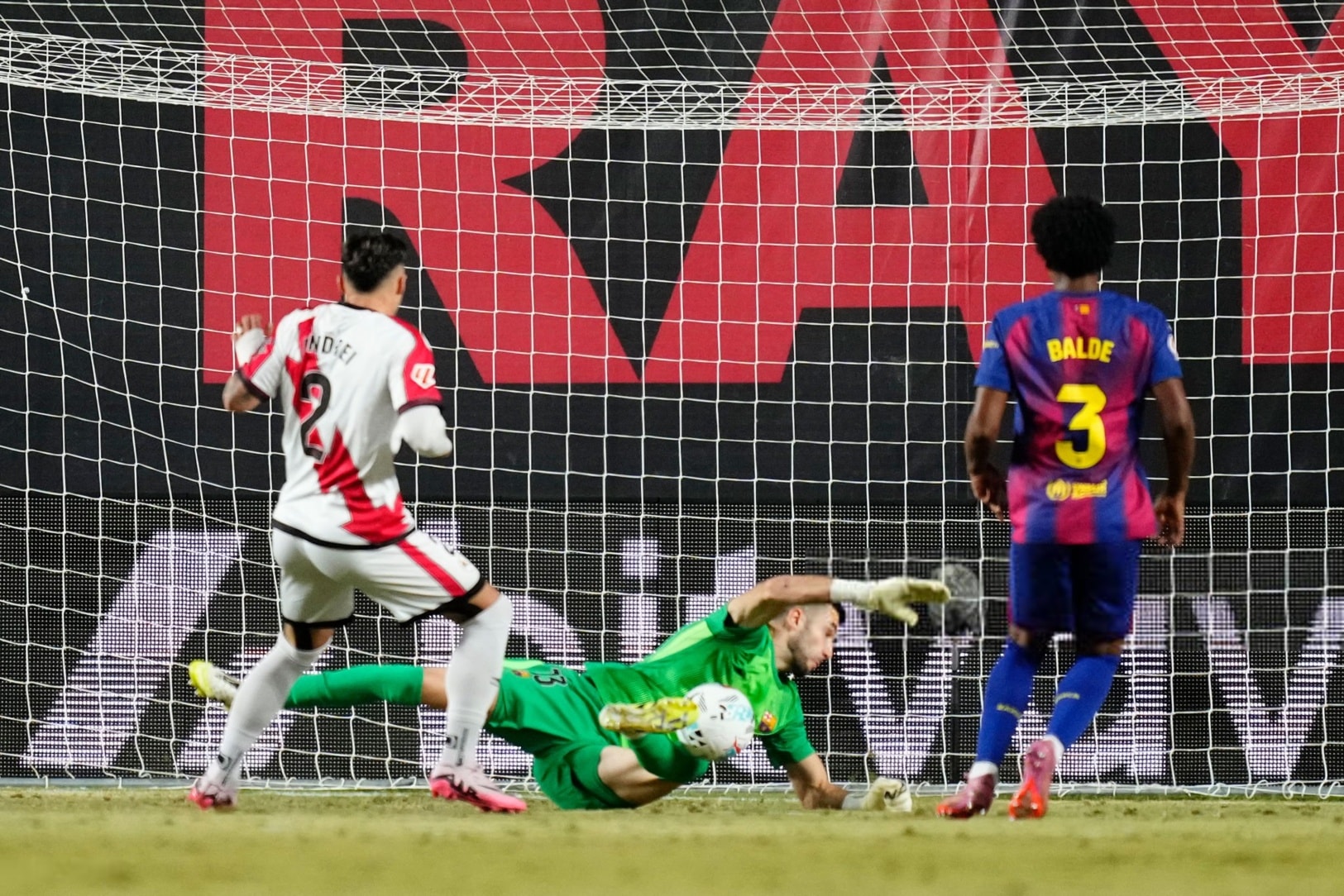 Không dễ để chọc thủng lưới Barca khi có Garcia trong khung gỗ