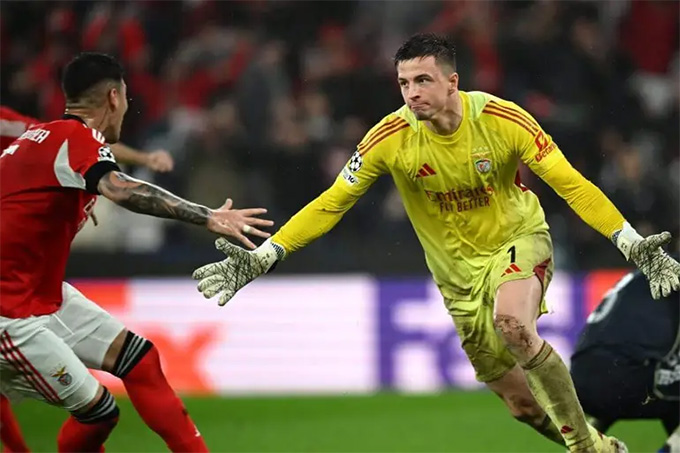 Benfica của Mourinho đã quật ngã đội bóng cũ Real Madrid do học trò cũ của ông, Arbeloa, dẫn dắt