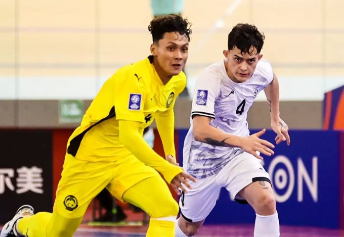 Malaysia (áo vàng) bị loại sau 2 trận thua