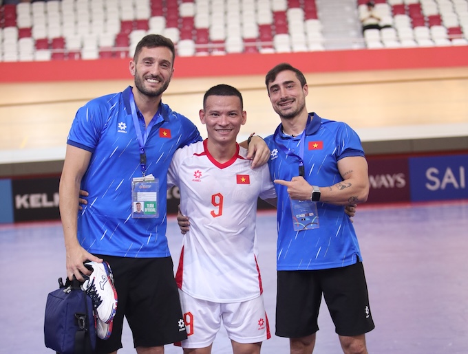 Ban huấn luyện và cầu thủ Việt Nam vui mừng sau khi giành vé vào tứ kết. Ảnh: Phan Hồng