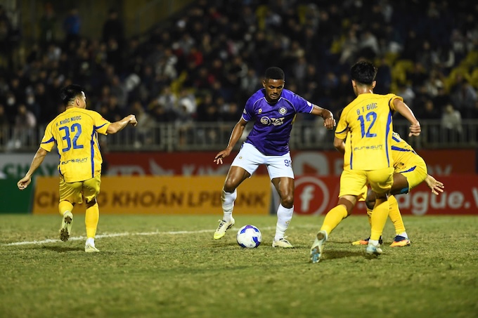 Ngoại binh của Hà Nội trong vòng vây của các cầu thủ xứ Nghệ - Ảnh: Đức Cường 