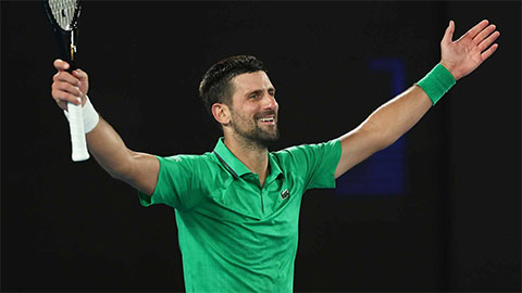  Djokovic vượt qua Sinner ở bán kết Australian Open, mơ về Grand Slam thứ 25