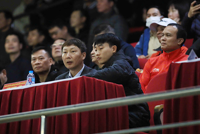 Sau thành công ở VCK U23 châu Á 2026, HLV Kim Sang Sik trở lại với kế hoạch tuyển quân cho ĐT Việt Nam. Ông đến sân Lạch Tray để theo dõi màn so T giữa Hải Phòng và Thể Công Viettel, thuộc khuôn khổ vòng 12 V.League 2025/26 - Ảnh: Phan Tùng