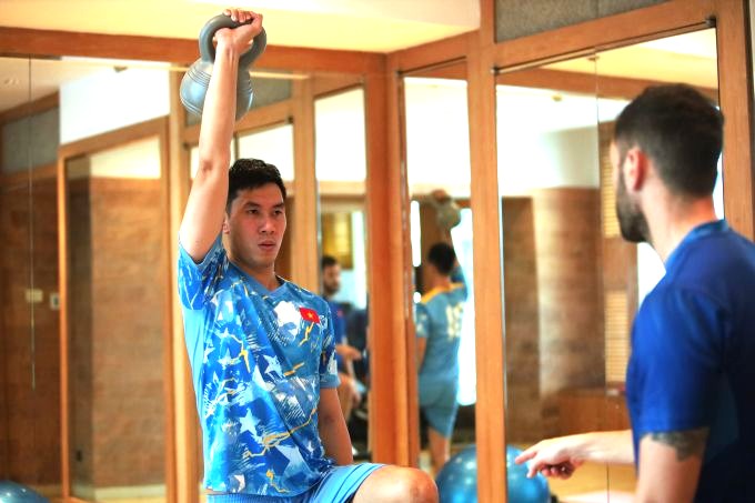 Đội ngũ y tế theo dõi buổi tập của Thịnh  Phát. Ảnh: Phan Hồng 