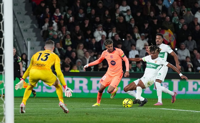 Yamal liên tục uy hiếp khung thành của Elche