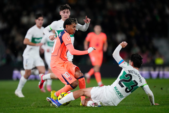 Các cầu thủ Elche không thể kèm nổi Yamal