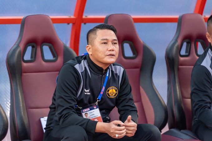 Gương mặt căng thẳng của HLV Mai Xuân Hợp trong trận đấu. Ảnh: Đức Cường 