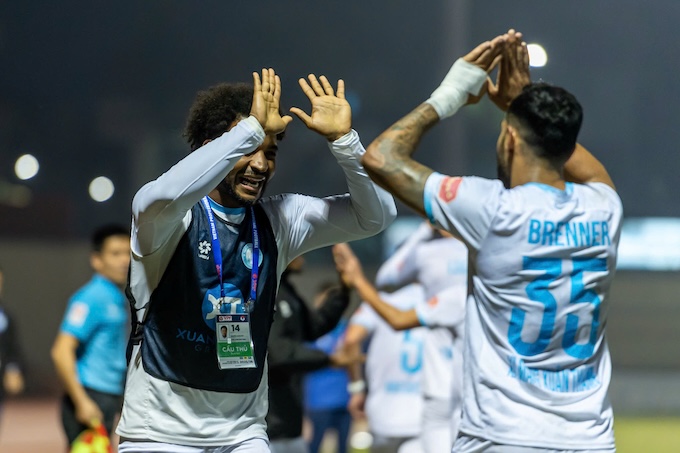 Xuân Son chia vui với đồng đội khi có bàn dẫn trước Thanh Hoá. Ảnh: Đức Cường 