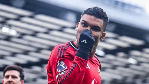  Carragher thừa nhận sai lầm sau phát biểu gây tranh cãi về Casemiro