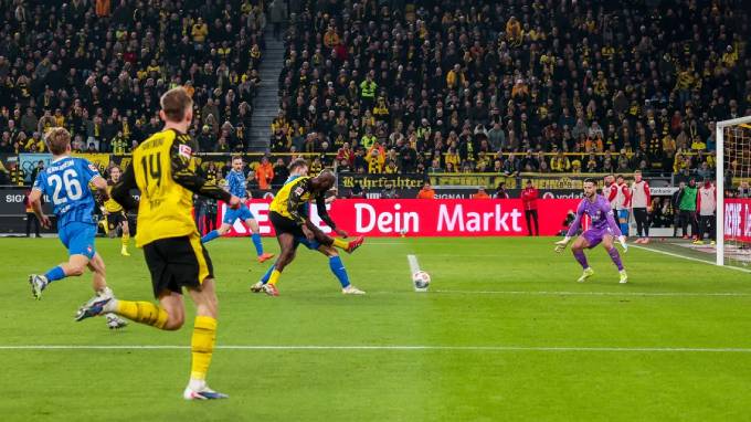 Guirassy ấn định chiến thắng 3-2 cho Dortmund
