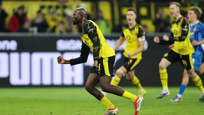 Guirassy sút thành công quả 11m gỡ hòa 2-2 cho Dortmund trước Heidenheim
