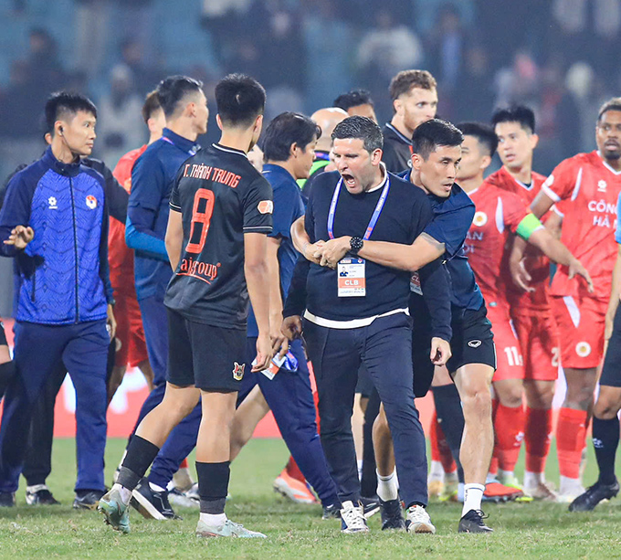 HLV Ninh Bình không vui sau khi đội nhà bị CLB Công an Hà Nội vượt lên trên BXH - Ảnh: Minh Tuấn 